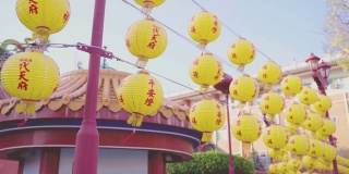 台南的一座寺庙里挂着黄色的灯笼。