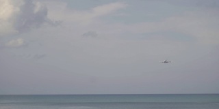 宽体客机接近海洋