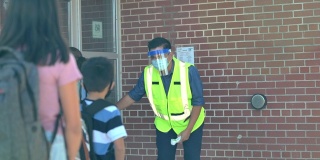 男老师在学校门口做体温检查