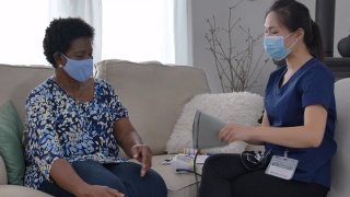 带着口罩探望病人的家庭护理人员视频素材模板下载