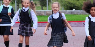 身着制服的可爱女孩们迎着鲜花在校园里奔跑