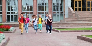 穿着便服的小同学们在校园里跑着