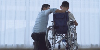 患有自闭症、腿部残疾、坐在轮椅上的儿童来看医生