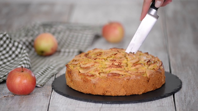 用刀切一块美味的苹果蛋糕