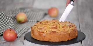 用刀切一块美味的苹果蛋糕