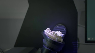 颌骨石膏模型的三维扫描。现代牙科技术。紫外线穿过牙齿视频素材模板下载