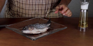 厨师为烹饪准备鱼