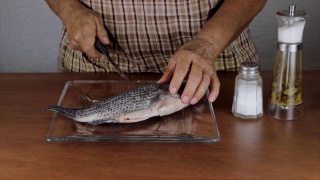 烹饪切鱼做食物视频素材模板下载