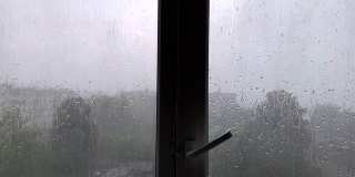 窗外下着大雨