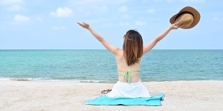 暑假亚洲女人在比基尼享受美丽的热带白色沙滩在泰国