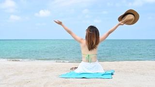暑假亚洲女人在比基尼享受美丽的热带白色沙滩在泰国视频素材模板下载