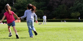 日本的孩子姐妹们在公园里玩耍