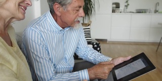 老年夫妇学习如何使用新技术-网上银行