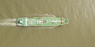 航拍俯视图油船以美丽的波浪模式全速行驶，用于商业物流，进出口航运或货运。