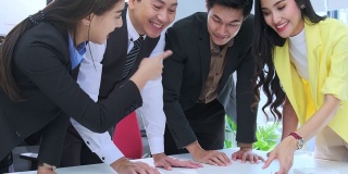 新常态的办公室生活方式亚洲商人和女商人头脑风暴会议一起与纸图表和笔记本电脑一起团队成就理念