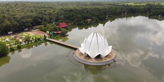 鸟瞰图美丽的白色教堂在Wat Santiwanaram在Udonthani省泰国。