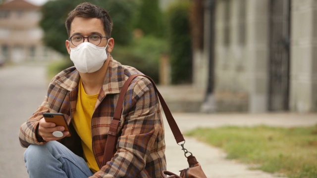年轻成年男性戴口罩以防止污染或冠状病毒