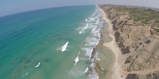 鸟瞰图:海浪拍打着美丽的地中海海岸线上的悬崖和鹅卵石