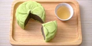 中国月饼绿茶黑芝麻味