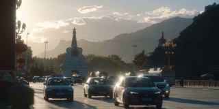 日落时分，布达拉宫附近的道路，拉萨，西藏，中国。