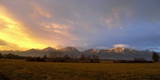 在高塔特拉山脉秋天日落时的彩云