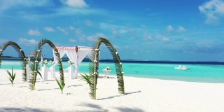 马尔代夫热带海滩和海洋的婚礼拱门