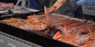 慢镜头:厨师烹饪新鲜的红海螯虾烧烤在夏季当地食物