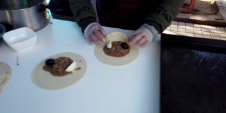 Vendor Makes Meat Empanada - Fold玉米粉圆饼和关闭