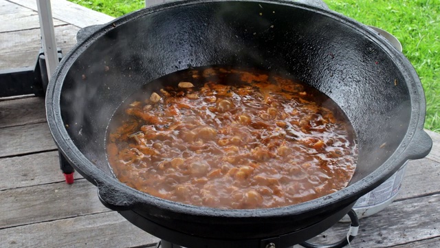 传统烹饪真正的乌兹别克肉饭在锅里炸羊肉炖肉