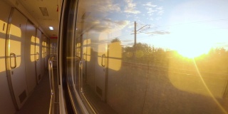 火车的内景在空窗座位窗口通过乡村移动。在通勤和乘火车旅行期间的窗口侧视图。