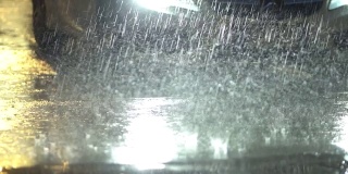 雨中的交通，洪水道路上的汽车行驶