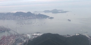 从飞机窗口俯瞰香港