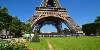 晴朗的天空下举世闻名的埃菲尔铁塔。法国巴黎