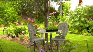 户外桌椅在一个美丽的后院花园公园视频素材模板下载