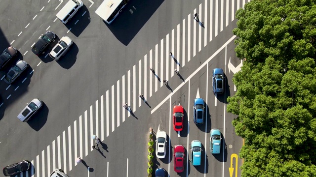 无人机鸟瞰现代城市十字路口高峰时段行人车辆