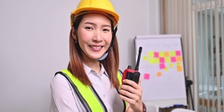 亚洲女工程师微笑着看着相机的肖像