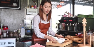 亚洲咖啡师在她的小咖啡店工作的肖像。新常态的创业小型企业
