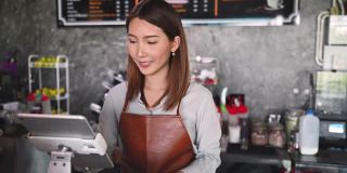 亚洲咖啡师在她的小咖啡店工作的肖像。新常态的创业小型企业