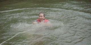 在河里互相泼水玩得很开心。