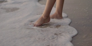 梦幻般的漫步在沙滩上，留下脚印