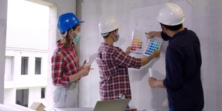 两名建筑工程师戴着口罩，与业主一起讨论施工现场的蓝图、图纸和布局，以防止冠状病毒或新冠病毒的传播和灰尘。
