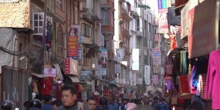 尼泊尔加德满都泰美尔区拥挤的购物街