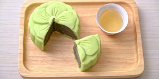 中国月饼绿茶黑芝麻味