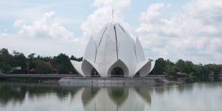 美丽的白色教堂在Wat Santiwanaram在Udonthani省泰国。