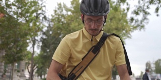 快递员骑着自行车，通过手机应用上的GPS导航来找到正确的送货地址