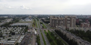 圣彼得堡一条宽阔的街道上白天的交通状况。俄罗斯从上面。