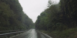 POV车在雨中行驶在山口:危险的道路