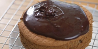 往蛋糕上倒巧克力软糖，慢动作。