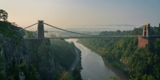 英国西南部布里斯托尔的克利夫顿吊桥，伴随着晨雾，4k延时(放大)