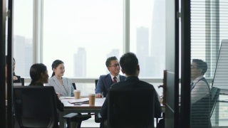 亚洲公司高管在公司会议室讨论业务视频素材模板下载
